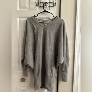 Go Couture $158 Light Gray V-Neck Dolman Long Sleeve Sweater Top Size S.